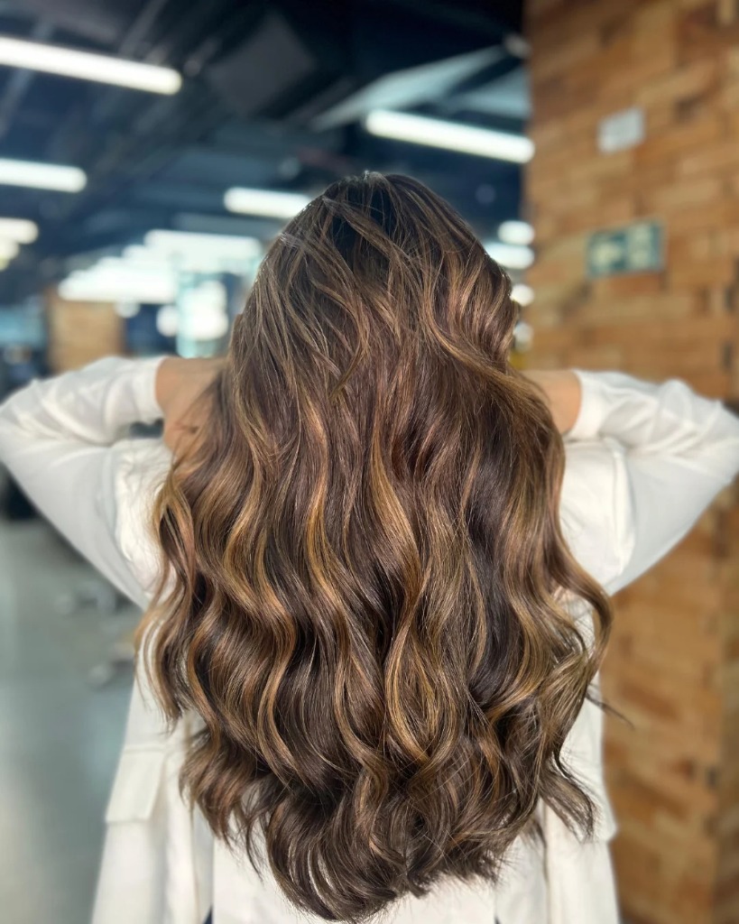 Morena iluminada com ondas sofisticadas Maison Norrah